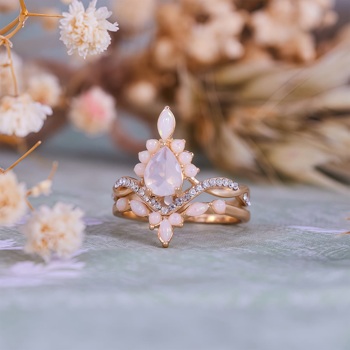 Evolvegem "Celestial Pétale" White Chalcedony Inner Peace Ring